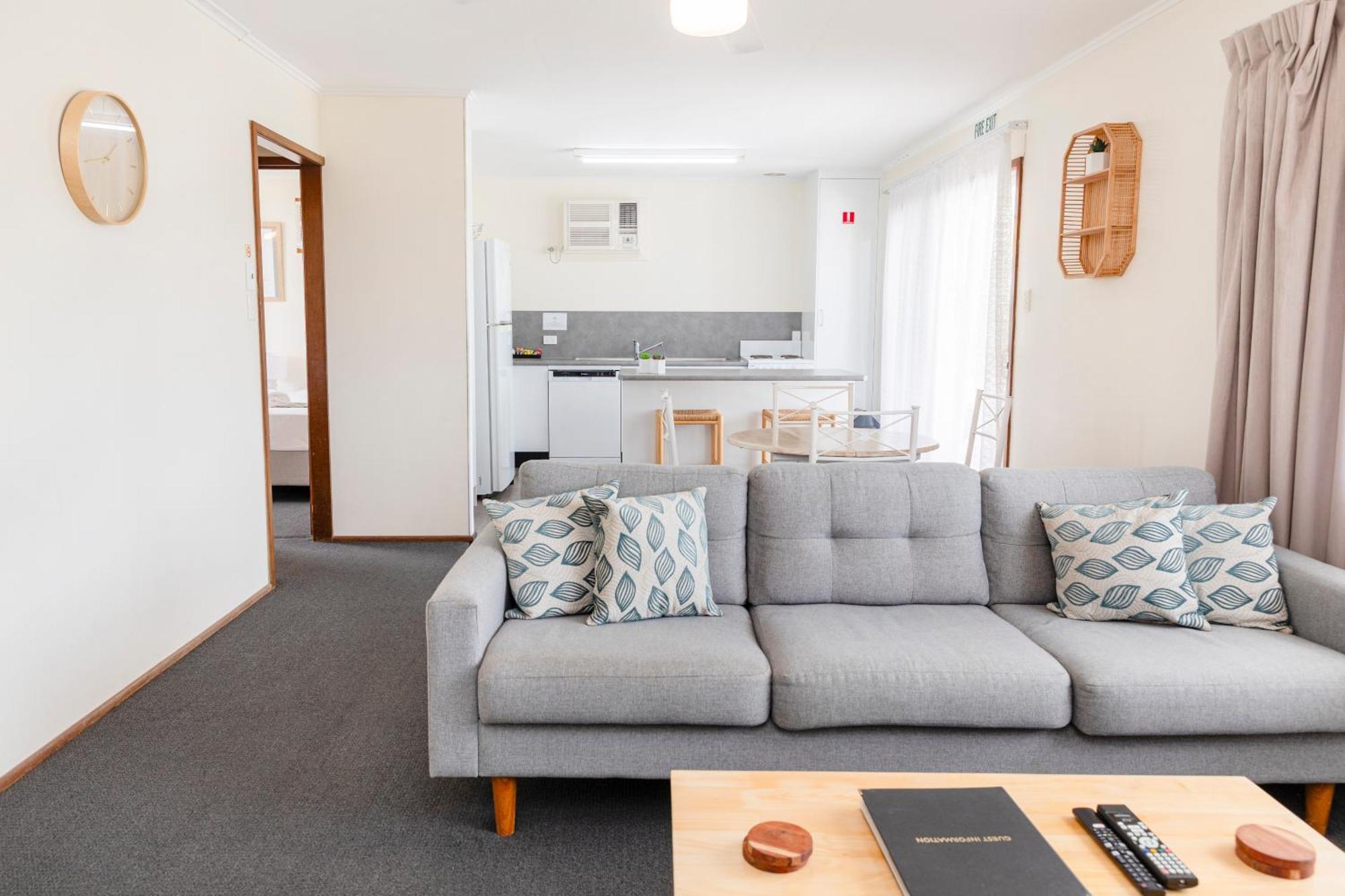 Palm View Holiday Apartments Bowen Extérieur photo
