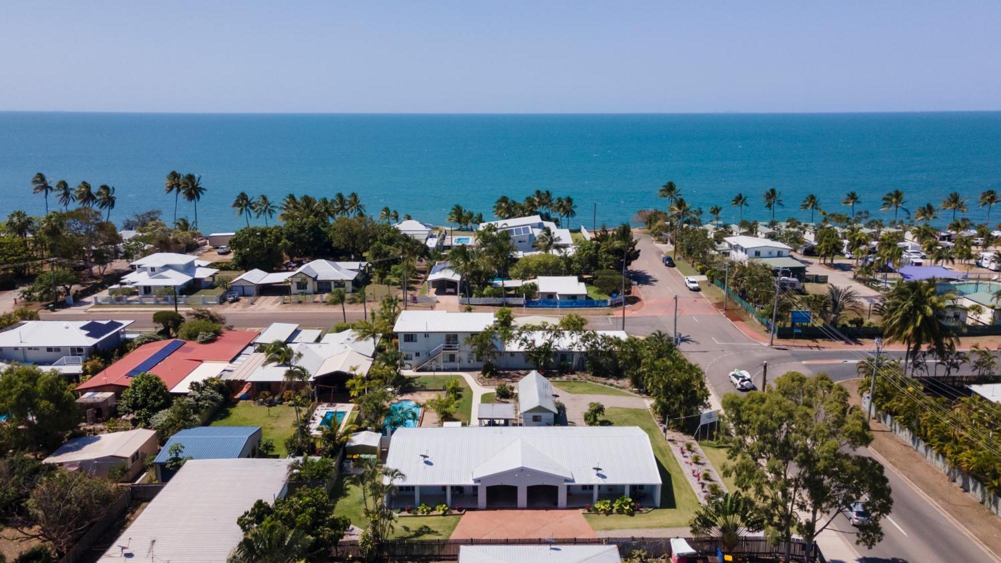 Palm View Holiday Apartments Bowen Extérieur photo