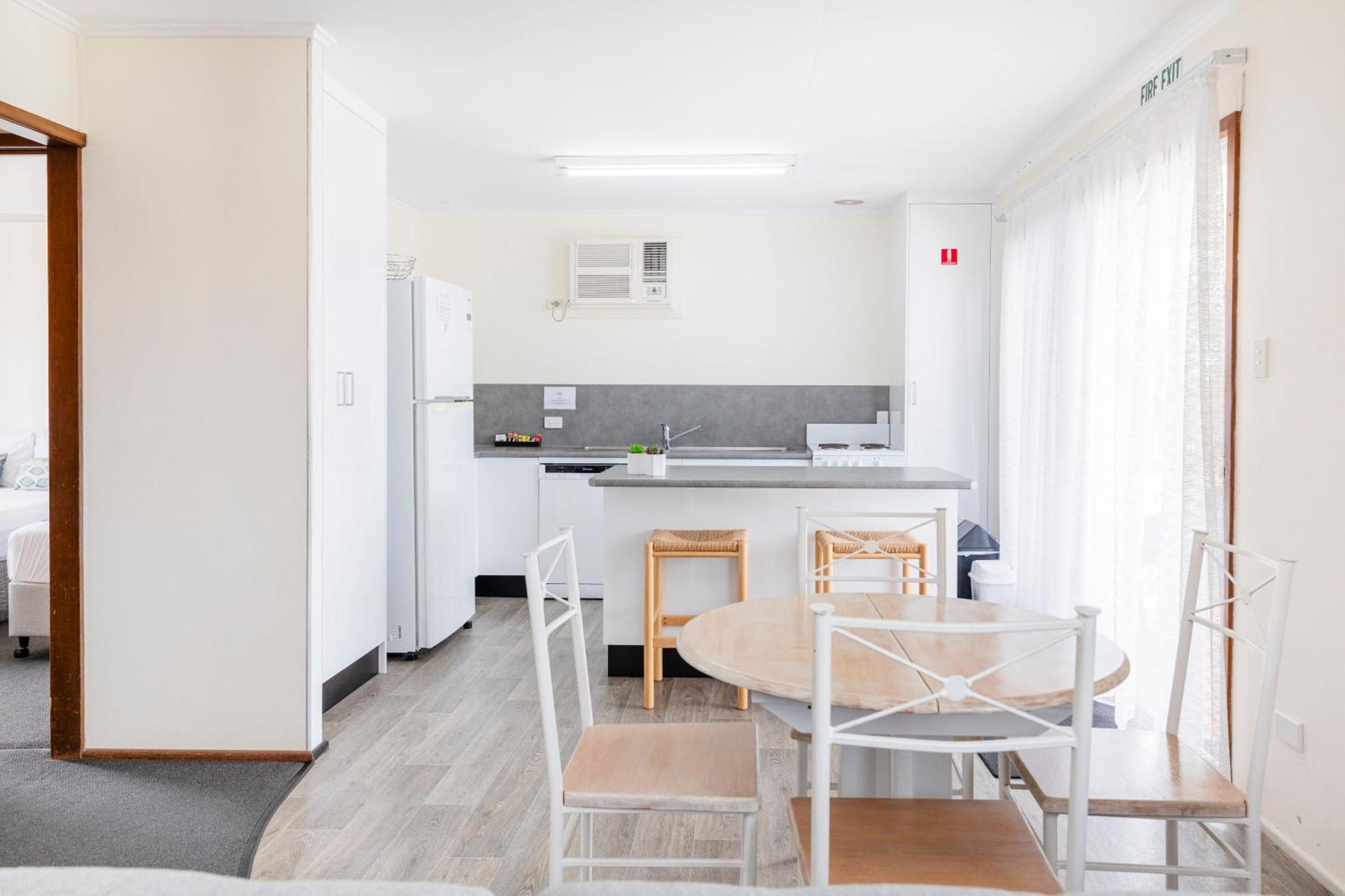 Palm View Holiday Apartments Bowen Extérieur photo