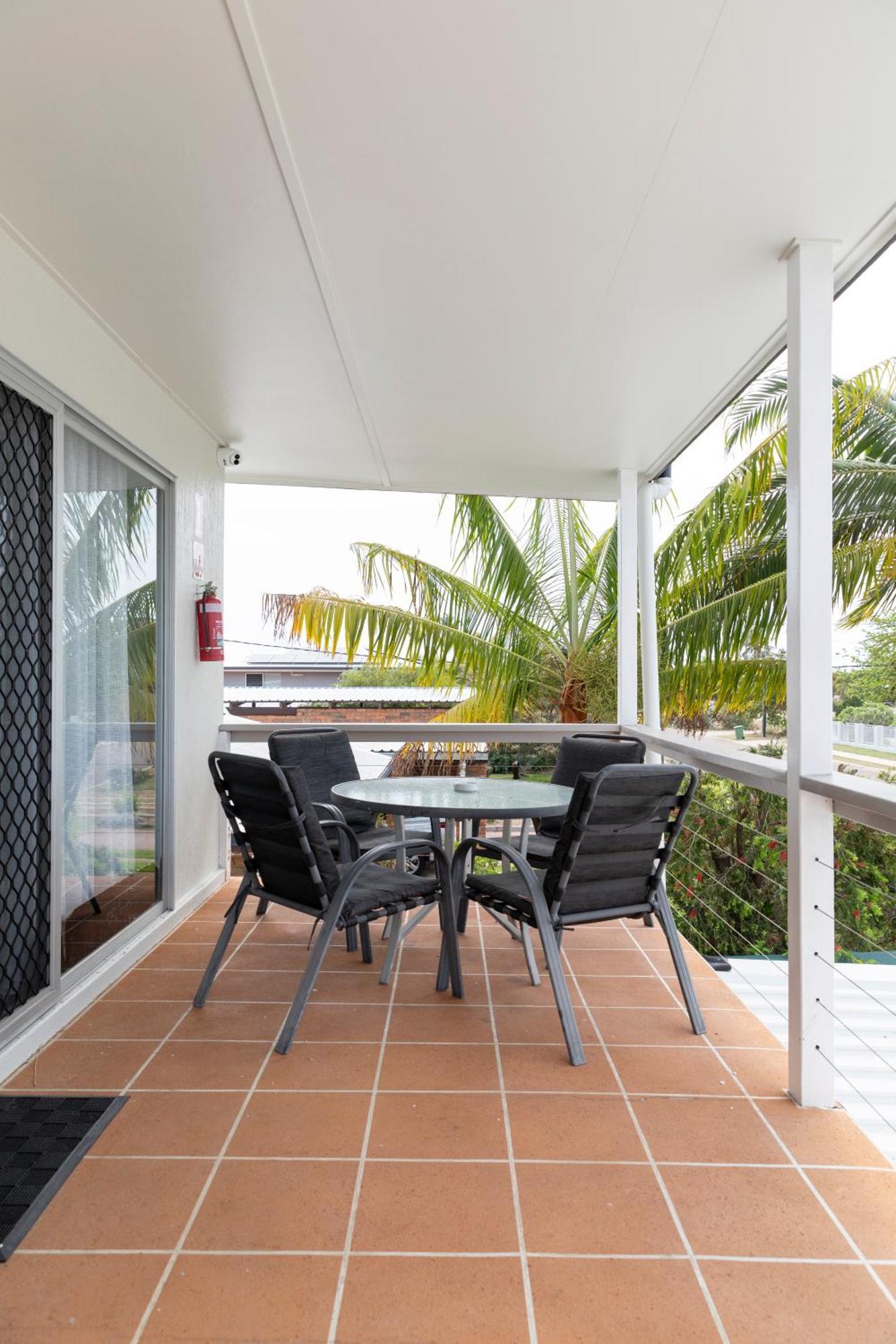 Palm View Holiday Apartments Bowen Extérieur photo