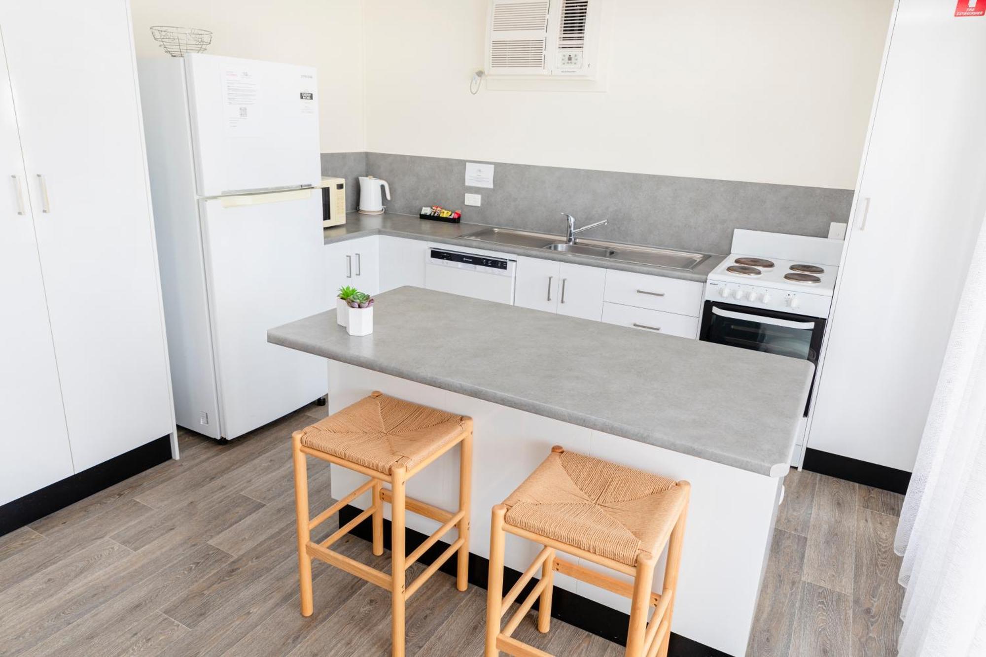Palm View Holiday Apartments Bowen Extérieur photo