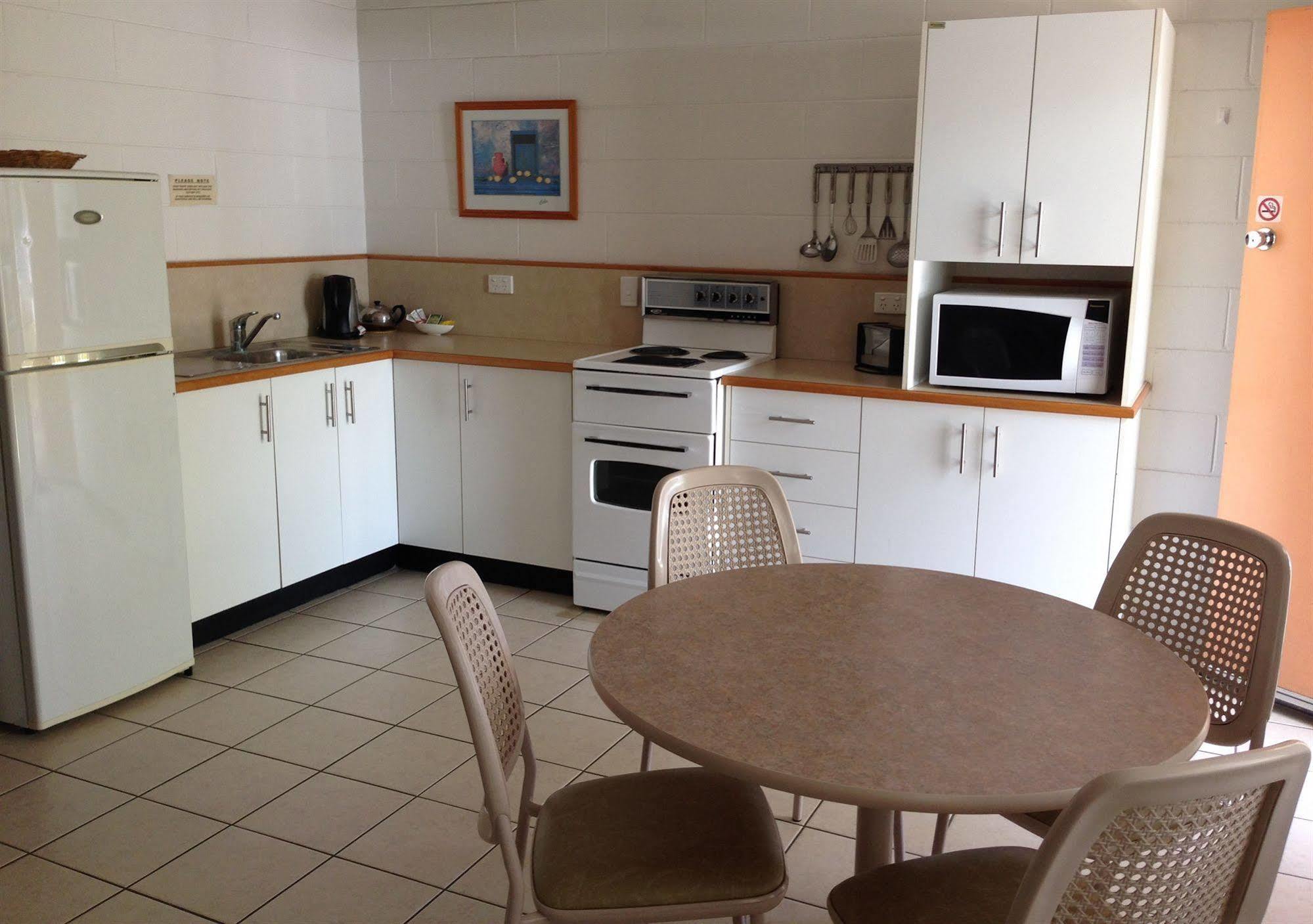 Palm View Holiday Apartments Bowen Extérieur photo