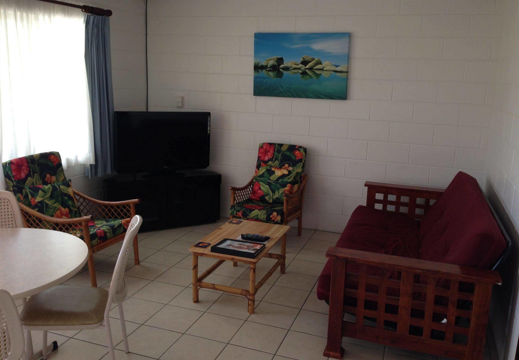 Palm View Holiday Apartments Bowen Extérieur photo